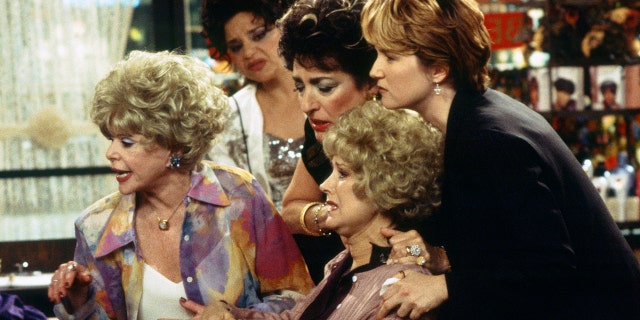 写真: (l-r) Mitzi McCall as Lois, Kathryn Kates as Ginny, Rhoda Gemignani as Gail, Candice Azzara as Angie Spadaro, Lea Thompson as Caroline Duffy.