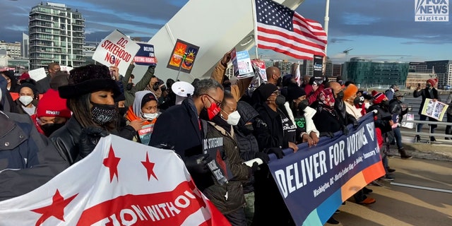 The King family leads hundreds of marchers across the Frederick Douglass Memorial Bridge