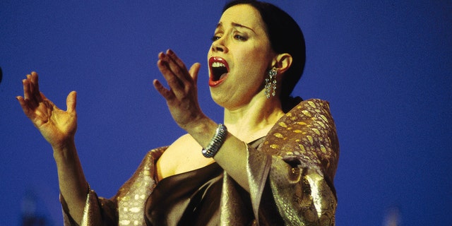 Photo of Maria Ewing performing in 2000.