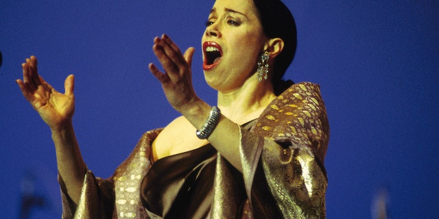 Photo of Maria Ewing in concert in 2000.