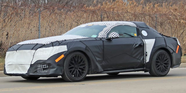 Vermomde prototypes van de Ford Mustang uit 2024 zijn gespot op de openbare weg.