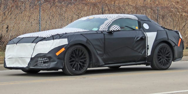 Protótipos disfarçados do Ford Mustang 2024 foram vistos em vias públicas.