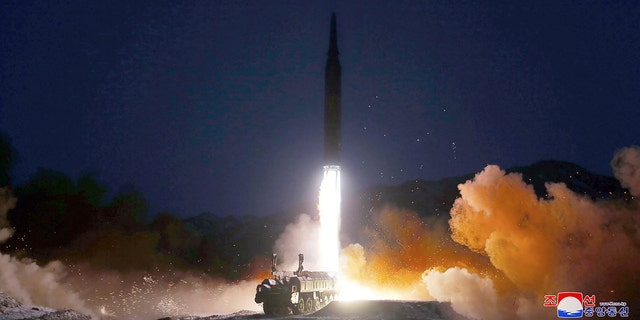 북한 정부가 제공한 이 사진은 지난 1월 초음속 미사일 시험발사를 암시하는 내용을 담고 있다.  2022년 11월 11일 북한.