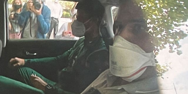 Novak Djokovic siede nel retro di un'auto mentre arriva in un hotel di detenzione per immigrati a Melbourne, in Australia, sabato 15 gennaio 2022. 