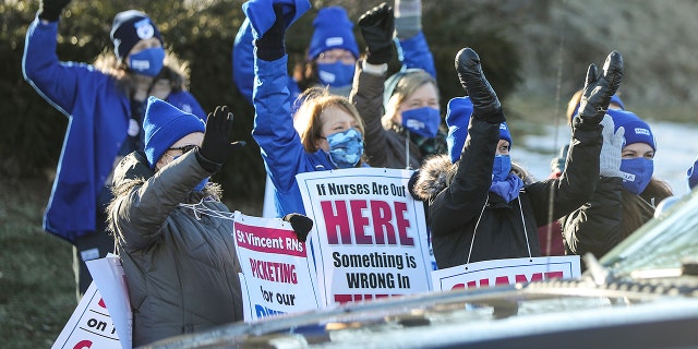 이상 300 people in front of St. Vincent Hospital as union nurses announce a strike in Worcester, 매사추세츠 주, 3 월 7, 2021.