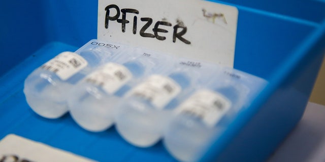  Un plateau avec des flacons contenant le vaccin de rappel Pfizer/BioNTech Covid-19 vu dans un centre de vaccination.  Jeudi, les Centers for Disease Control and Prevention (CDC) ont recommandé que les enfants âgés de 5 à 11 ans reçoivent une troisième dose du vaccin. 