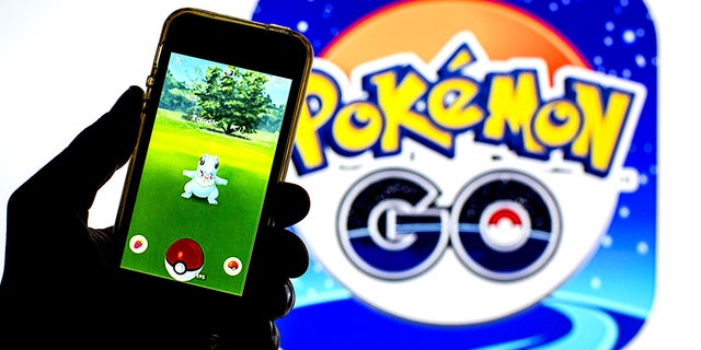 Sur cette photo, une application Pokémon GO est affichée sur un smartphone avec un logo Pokémon GO en arrière-plan. (Photo Illustration par Thiago Prudêncio/SOPA Images/LightRocket via Getty Images)