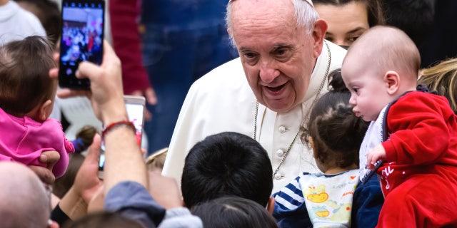 O Papa Francisco acolhe e abençoa as crianças com a ajuda da Enfermaria Pediátrica Santa Marta, no Vaticano, na Sala Paulo VI.