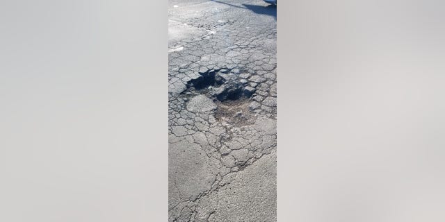 Un bache en Vallejo, California.  Un grupo apodado el "Vigilantes de baches" se ha encargado de reparar los baches en toda la ciudad.