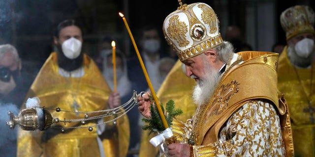 Le patriarche orthodoxe russe Kirill prononce une messe de Noël à la cathédrale du Christ-Sauveur à Moscou, en Russie, le jeudi 6 janvier 2022.