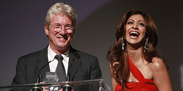Actor Richard Gere and Shilpa Shetty attend the OneXOne Gala at the Four Seasons Performance Centre on Sept. 9, 2007 in Toronto, オンタリオ. 