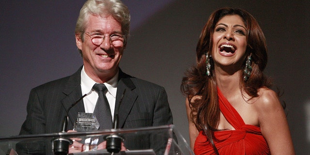 Actor Richard Gere and Shilpa Shetty attend the OneXOne Gala at the Four Seasons Performance Centre on Sept. 9, 2007 in Toronto, オンタリオ.