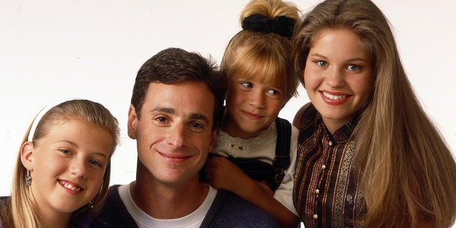 From g.  to right: Jodie Sweetin as Stephanie Tanner, Bob Saget as Danny Tanner, Mary-Kate or Ashley Olsen as Michelle Tanner and Candace Cameron Bure as DJ Tanner in "Full house."