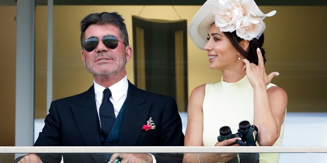 Simon Cowell y Lauren Silverman observan las carreras mientras asisten al día 1 de Royal Ascot en el hipódromo de Ascot el 15 de junio de 2021 en Ascot, Inglaterra.