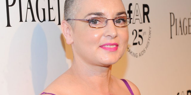 La cantante Sinead O'Connor llega a la Gala amfAR Inspiration 2011 de Los Ángeles celebrada en Chateau Marmont el 27 de octubre de 2011 en Los Ángeles, California.