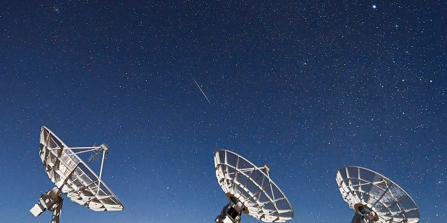 A meteor of Geminid meteor shower streaks over radio telescopes at Daocheng County in the early morning on December 14, 2021 in Garze Tibetan Autonomous Prefecture, Sichuan Province of China. (Photo by He Haiyang/VCG via Getty Images)