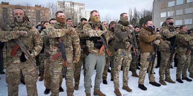 Místní obyvatelé v neděli trénují poblíž ukrajinského Kyjeva.  (AP Photo/Efrem Lukatsky)
