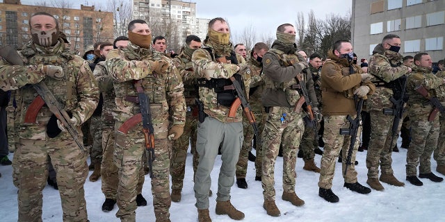 Místní obyvatelé v neděli trénují poblíž ukrajinského Kyjeva.  (AP Photo/Efrem Lukatsky)