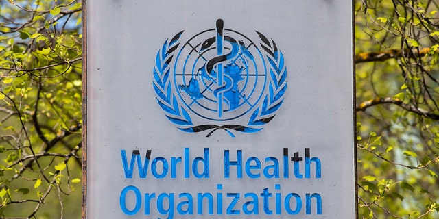 O logotipo e o edifício da sede da Organização Mundial da Saúde (OMS) em Genebra, Suíça, 15 de abril de 2020 