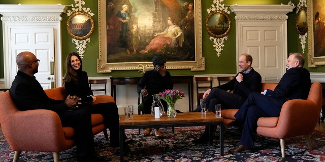 ウィリアム王子, ケンブリッジ公 (2nd,R) and Catherine, ケンブリッジ公NS人 (2nd,L) listen to Britain's former track and field athlete Kriss Akabusi (L) during a visit to the Foundling Museum listens to Britain's former track and field athlete Kriss Akabusi during a visit to the Foundling Museum on January 19, 2022 ロンドンで, イングランド.