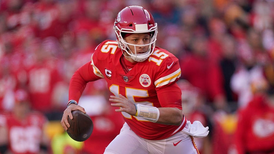 Patrick Mahomes’ incredible touchdown toss to Travis Kelce sends social media into frenzy