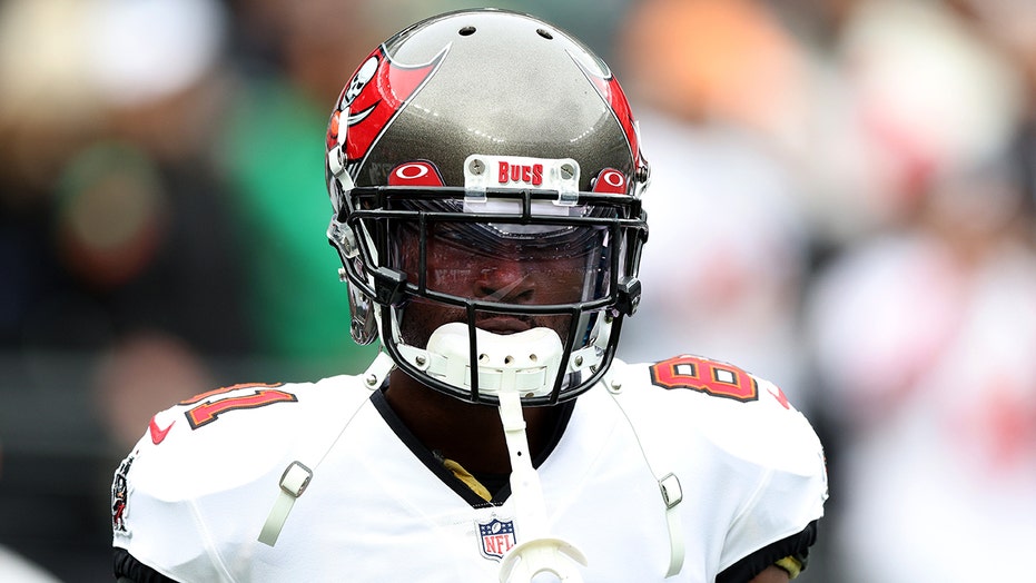 Antonio Brown’s brother theorizes why Bucs star ditched team midgame