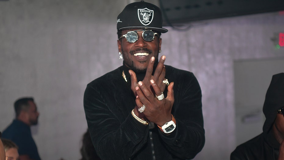 Antonio Brown touts new rap song after ditching Bucs midgame