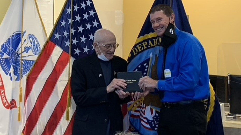 Texas 98-jarige WWII veteraan ontvang hoërskool diploma