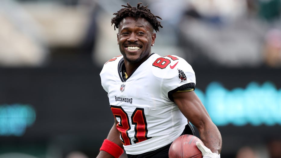 Antonio Brown storms off field during game, coach says 'he is no longer a Buc' | Fox News