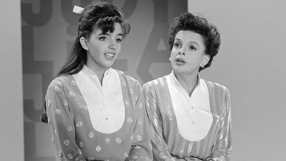 Liza Minnelli recalls how Judy Garland helped her cope with stage fright: ‘She would calm me down’