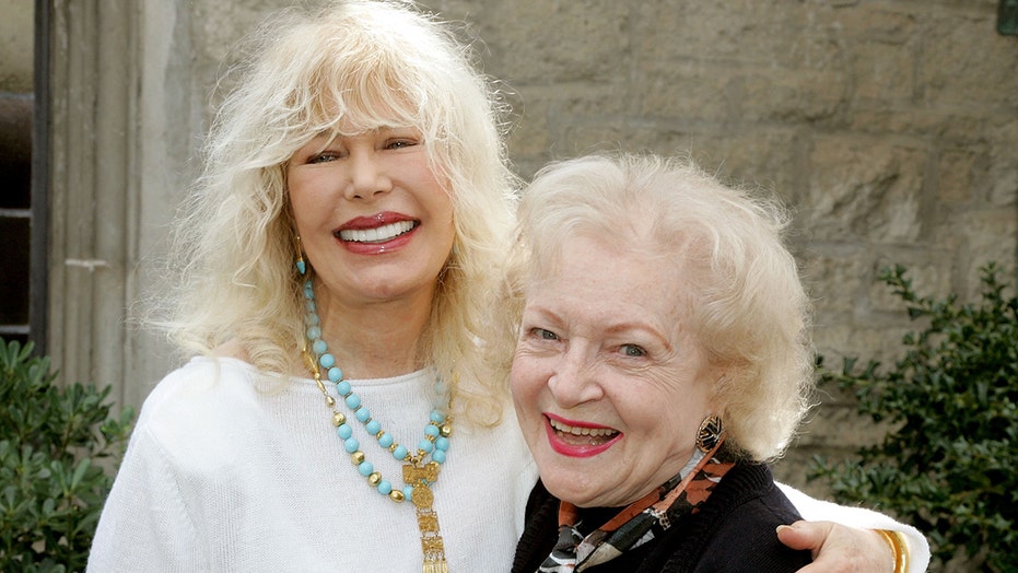 La estrella de 'M*A*S*H' llora a Betty White, compañero amante de los animales Loretta Swit: 'Me duele extrañarla'