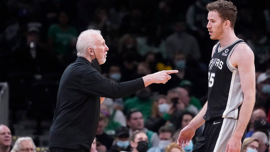 Dejounte Murray, Spurs hold off Celtics, Gregg Popovich picks up 2,000th win