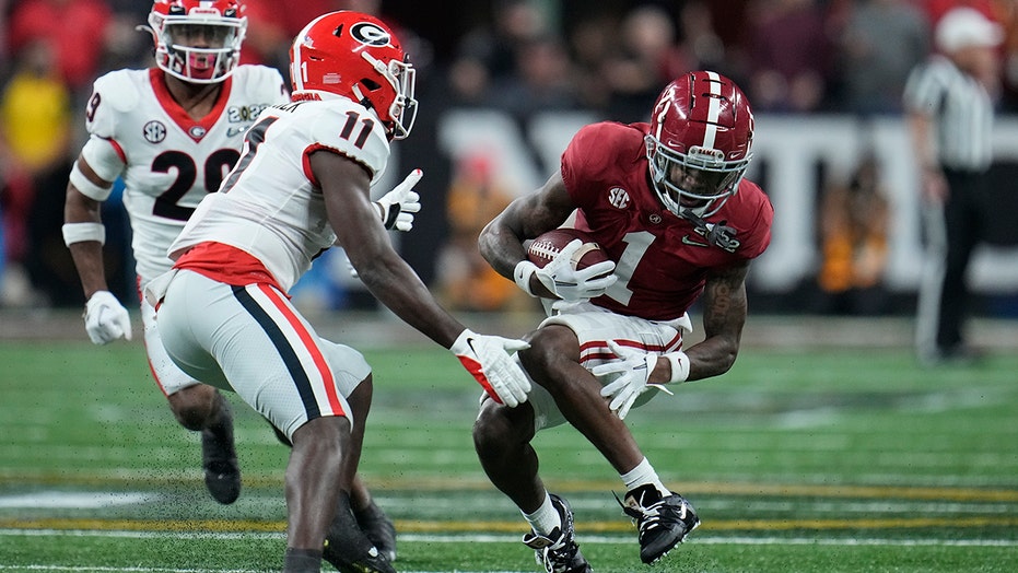 Alabama’s Jameson Williams leaves national title game with apparent knee injury