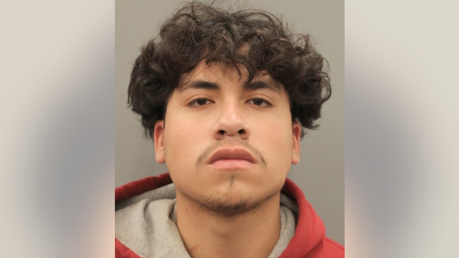 Texas teen charged with murder of girlfriend who was shot 22 times after learning of affair, 警察说