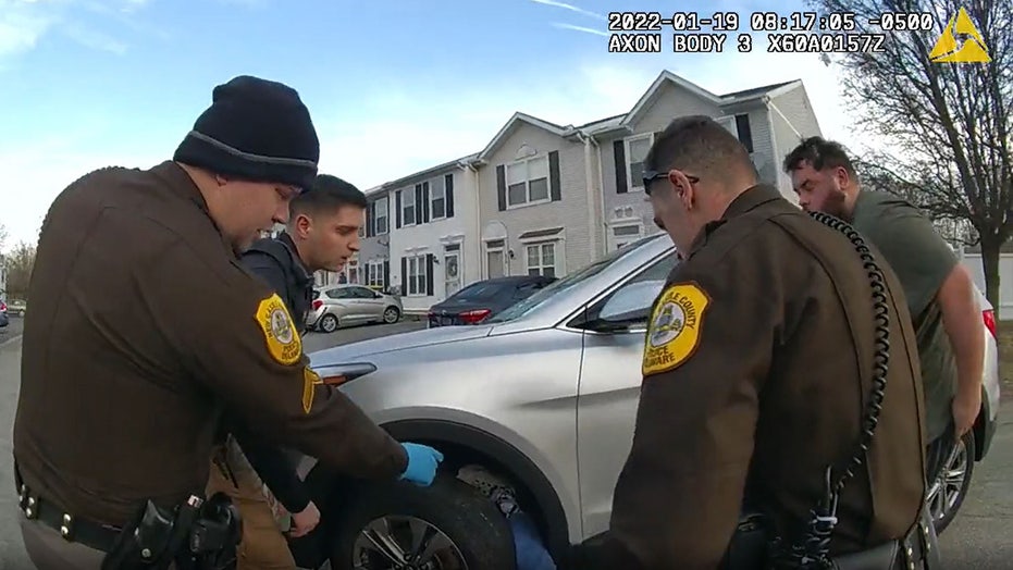 policía delaware, buen samaritano levanta SUV después de que una mujer de 70 años quedara atrapada debajo: video de cámara corporal