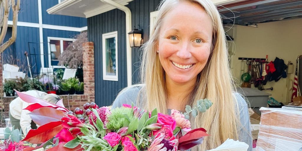 Woman gives flowers to widows on Valentine's Day: 'The right thing' - Vimarsana News