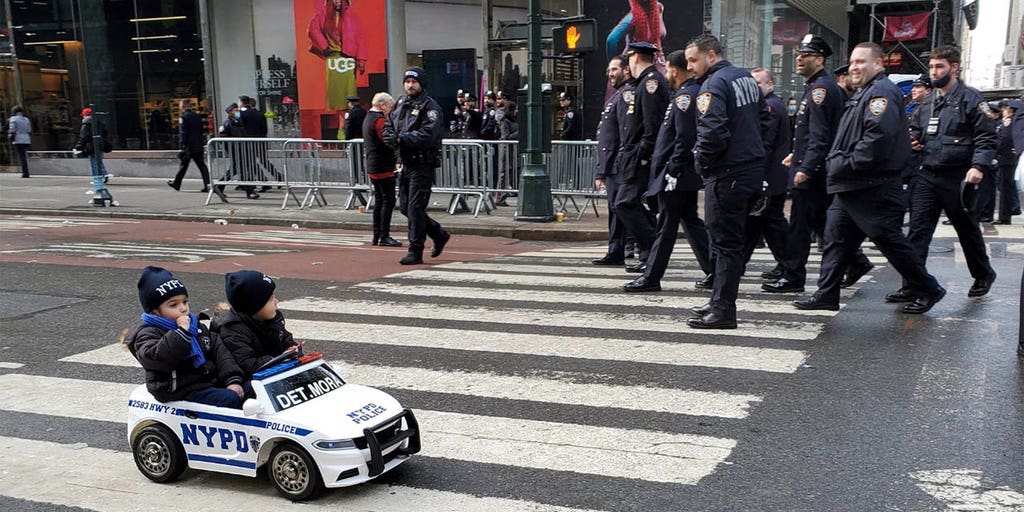 Touching toddler tribute for deceased NYPD Det. William Mora - Vimarsana News