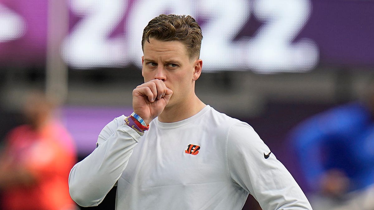 Joe Burrow warms up