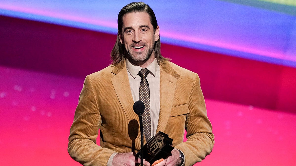 Aaron Rodgers recieves an award