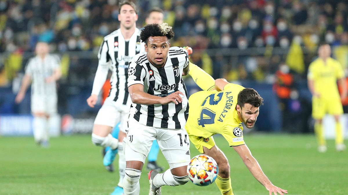 Villarreal's Alfonso Pedraza, right, fights for the ball with Juventus' Weston McKennie during the Champions League, round of 16, first leg soccer match between Villarreal and Juventus at the Ceramica stadium in Villarreal, in Villarreal, Spain, Tuesday, Feb. 22, 2022.