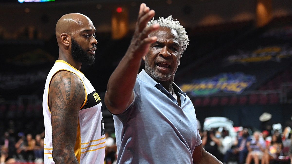 Charles Oakley talks new book, case against Knicks and potentially fighting  NBA legend | Fox News