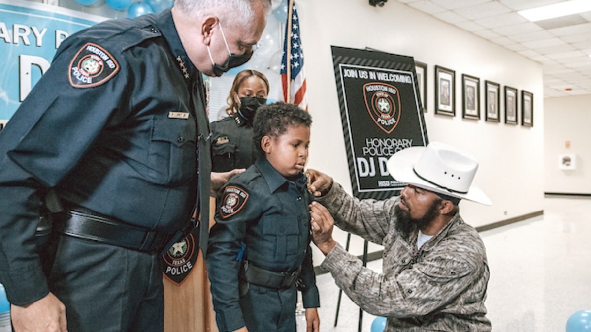 Devarjaye "DJ" Daniel, 10, is sworn into his 100th law enforcement agency. (Houston Independent School District)