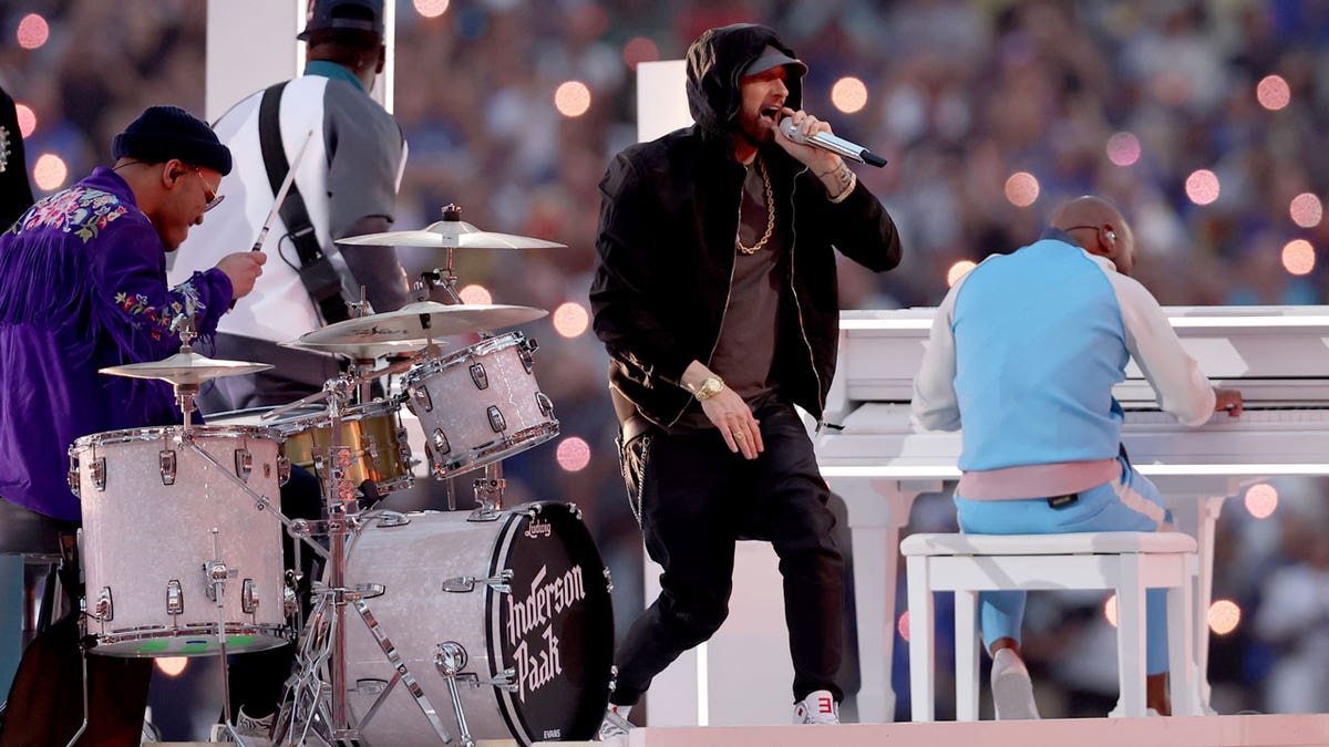 Eminem performed along with Snoop Dogg, Dr. Dre, Mary J. Blige and Kendrick Lamar.