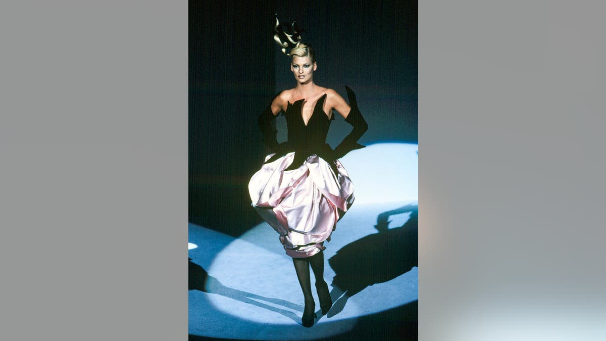 Linda Evangelista walks the runway during the Thierry Mugler Ready to Wear Fall/Winter 1995-1996 fashion show as part of the Paris Fashion Week on March 6, 1995 in Paris, France.