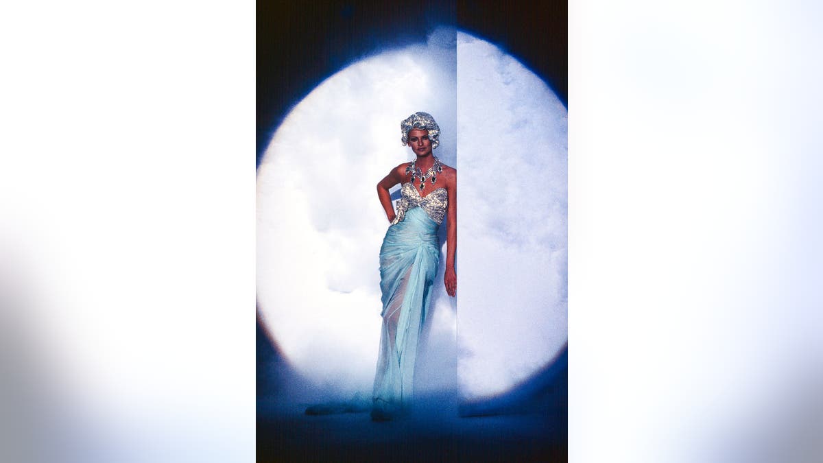 Linda Evangelista walks the runway during the Thierry Mugler Ready to Wear Fall/Winter 1995-1996 fashion show as part of the Paris Fashion Week on March 6, 1995, in Paris, France.