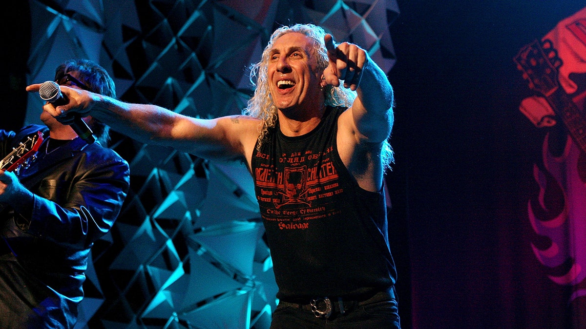 Dee Snider sings at a concert