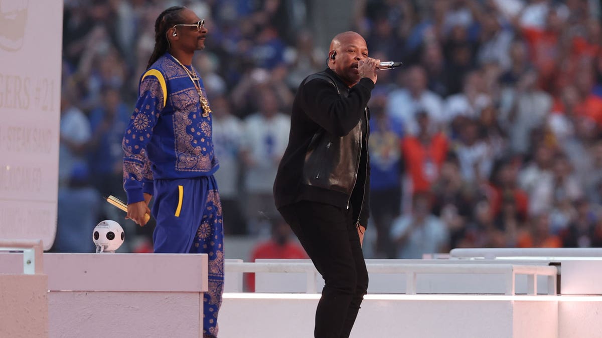 From Snoop Dogg to Kendrick Lamar, Top Fashion Moments from Super Bowl 2022  - News18