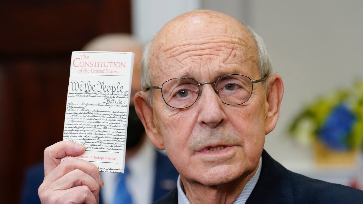 O juiz associado da Suprema Corte, Stephen Breyer, defende a Constituição dos EUA