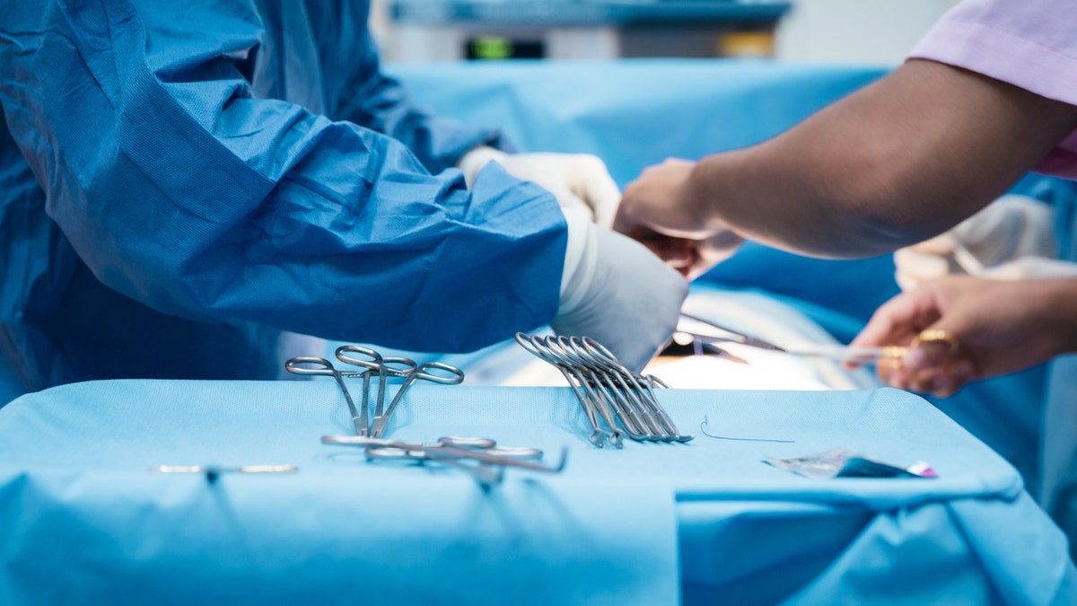 doctors preparing a heart transplant