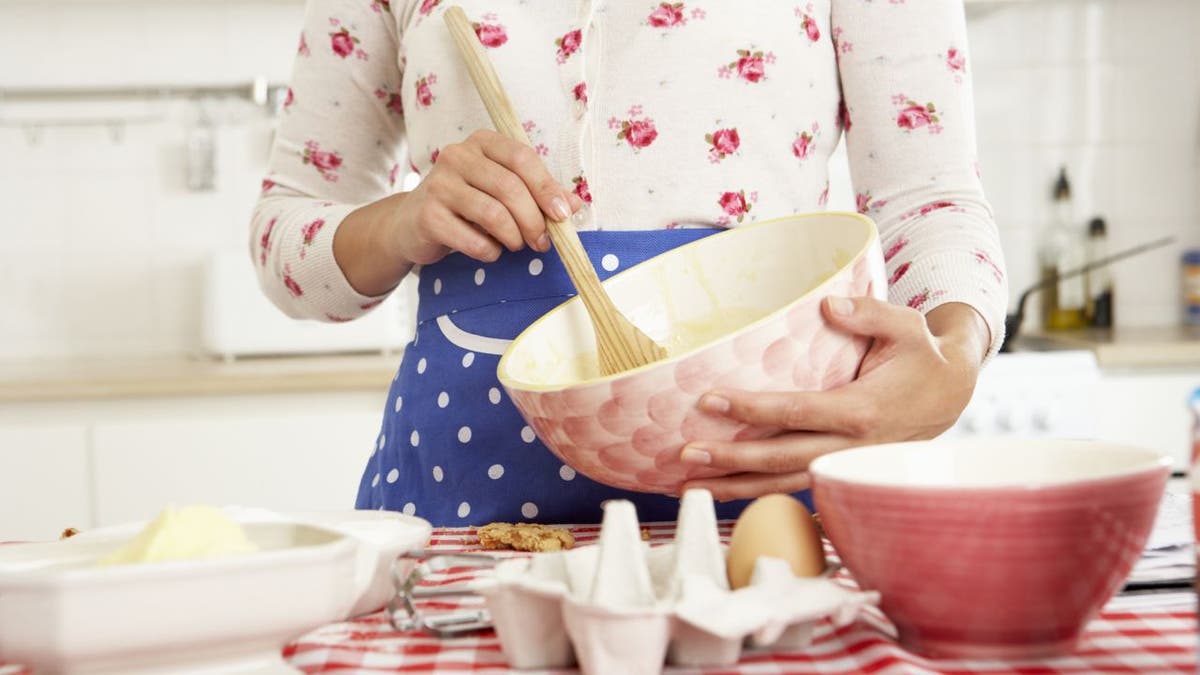 Mujer mezclando productos horneados en un tazón